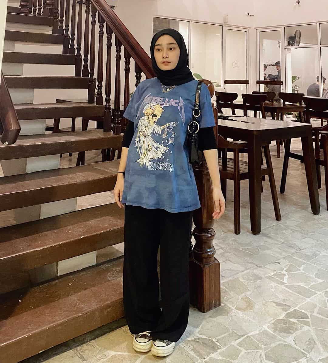10 Inspirasi T-shirt OOTD Hijab Lengan Pendek Ala Selebgram Dezziya Astrina