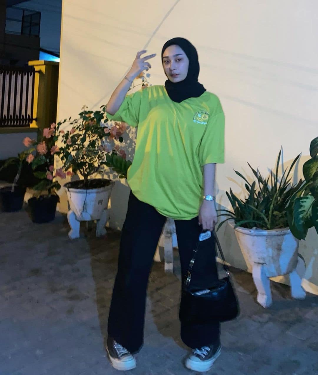 10 Inspirasi T-shirt OOTD Hijab Lengan Pendek Ala Selebgram Dezziya Astrina
