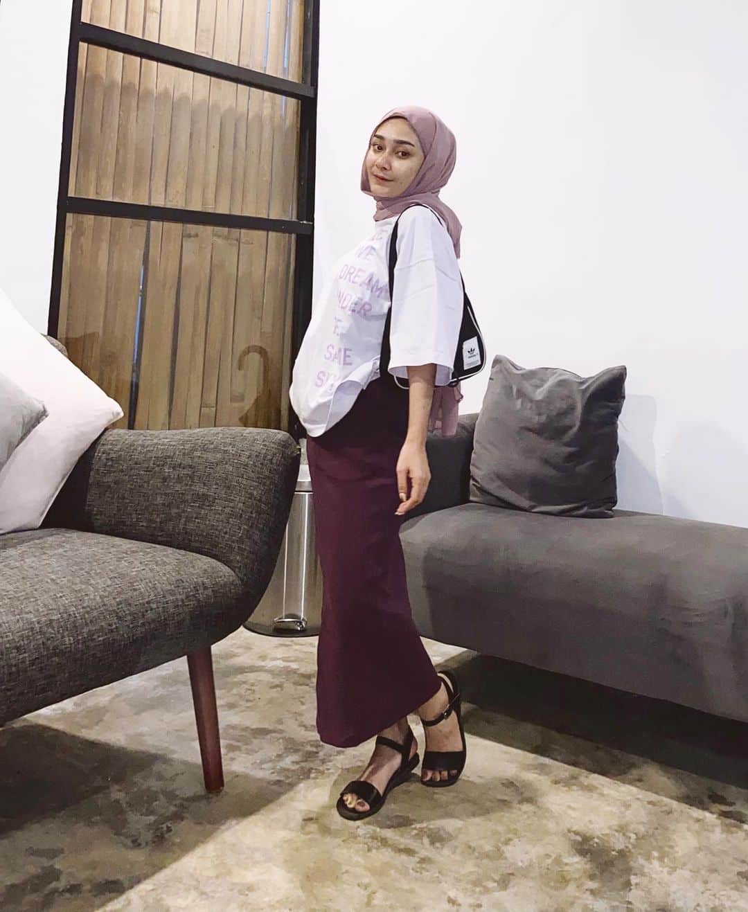 10 Inspirasi Kaos Lengan Pendek Hijab OOTD 