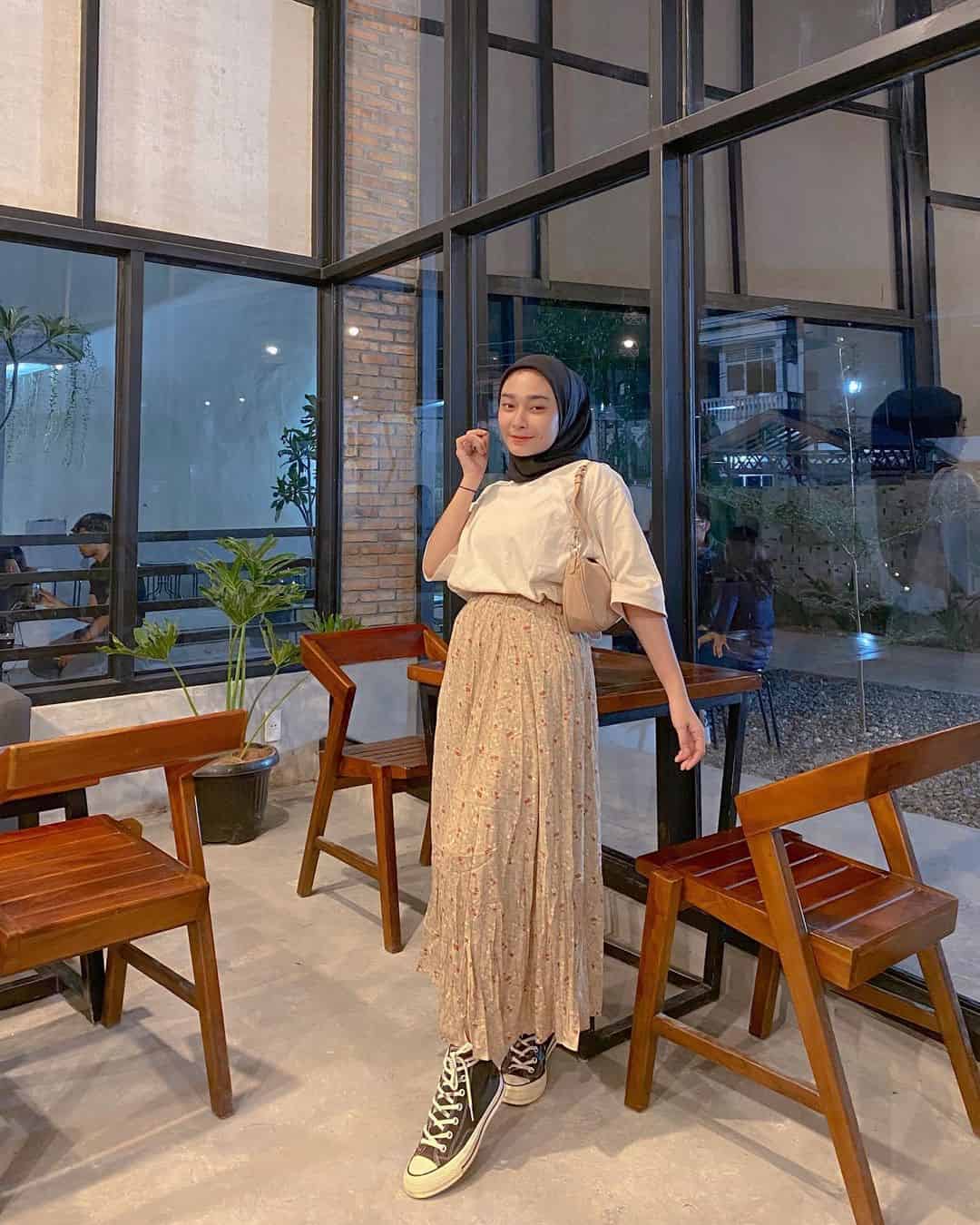 10 Inspirasi OOTD Hijab Kaos Lengan Pendek 