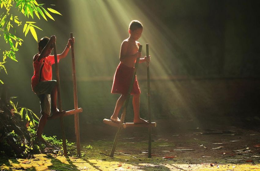 Permainan Egrang, Olahraga Tradisional yang Bisa Menjaga Keseimbangan Tubuh - Permainan Tradisional Lampung Dan Artinya