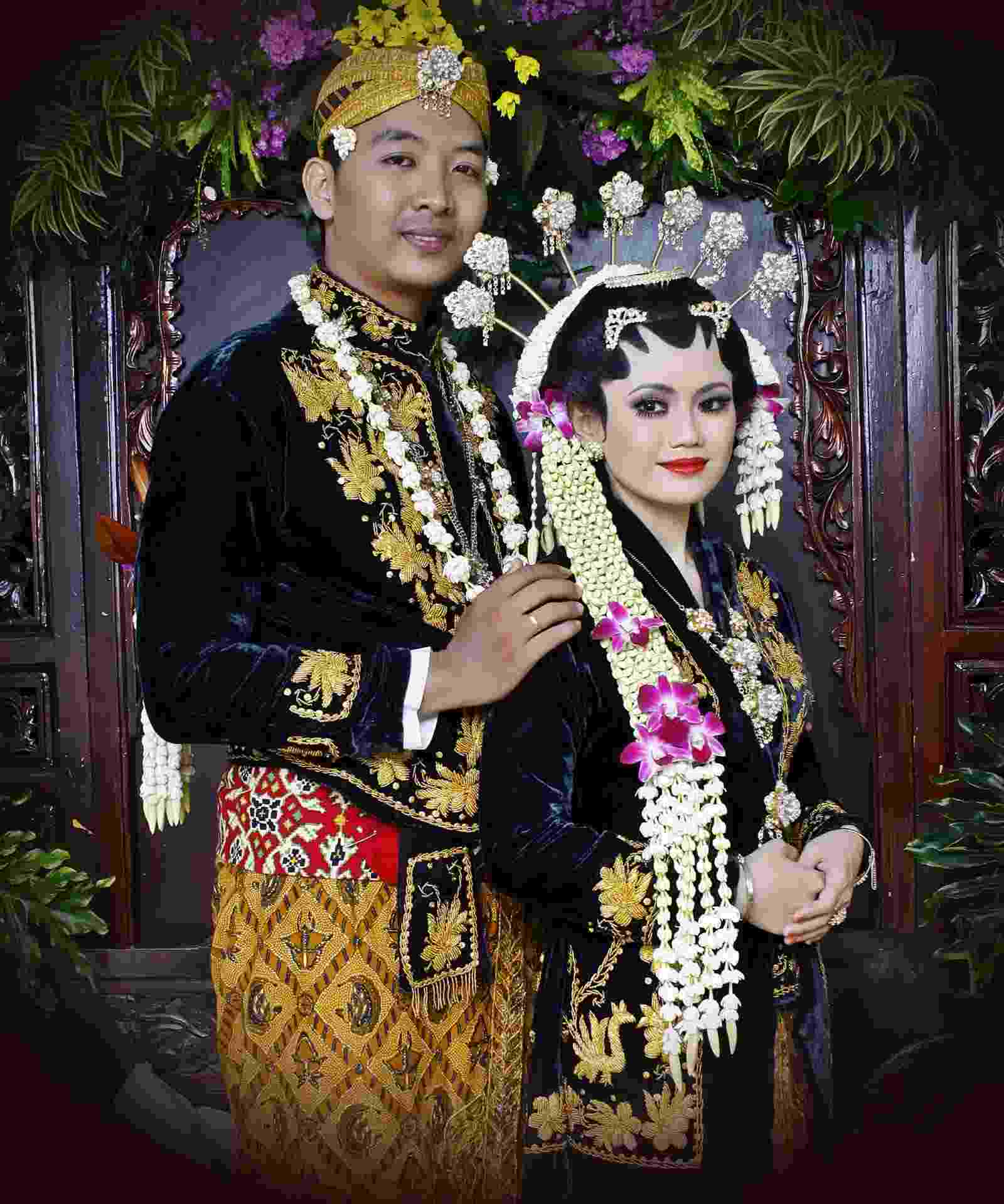 10 Pakaian Adat Jawa Timur Kerap Dipakai Saat Pernikahan