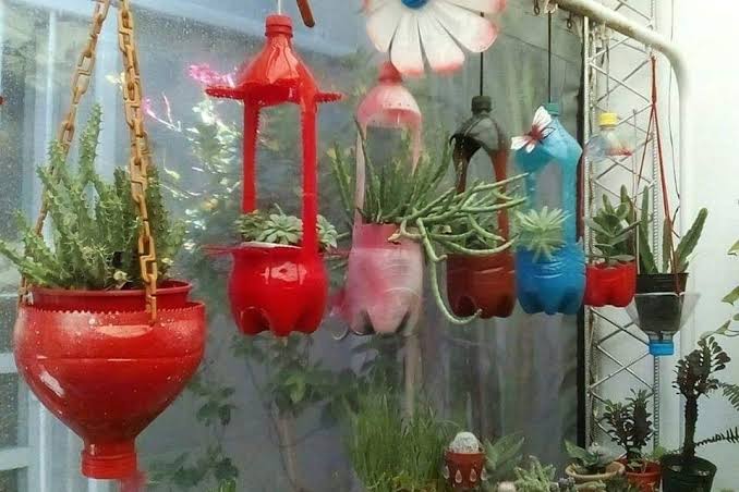 10 Kreasi Pot Bunga dari Botol Bekas, Ada yang Bentuk Kucing