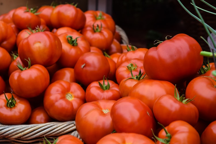 tomat 2 - 10 Makanan Anti-Aging yang Bisa Bikin Wajah Muda Terus