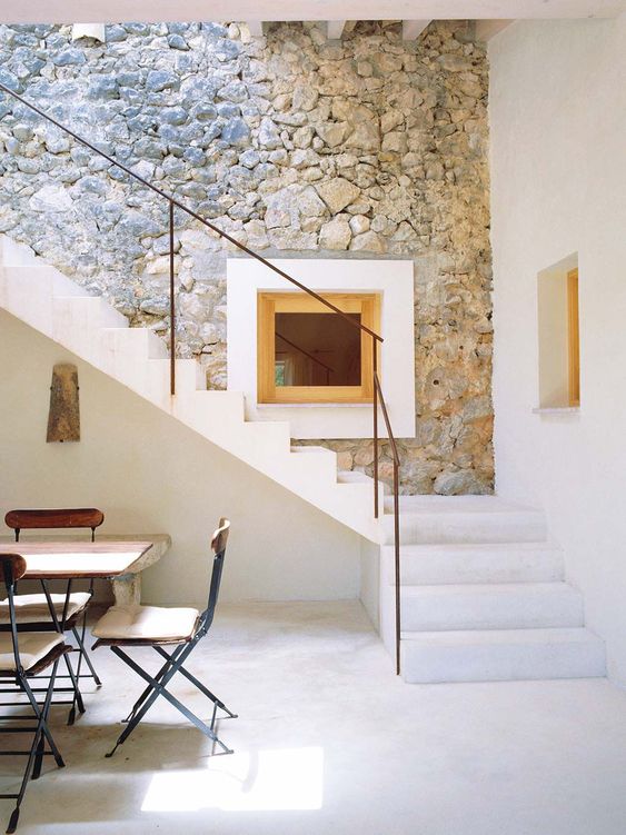 10 Desain Dinding Batu untuk Berbagai Ruangan, Tampak Natural