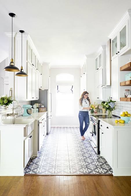 10 Inspirasi Desain Galley Kitchen, Dapur dengan Model Koridor