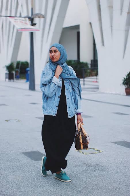 10 Padu Pada Jaket Jins untuk Hijabers, Stylish Abis