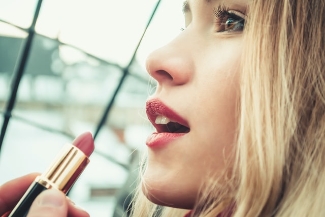 lipstick - Rahasia MUA, 10 Tips Makeup Agar Tampil Flawless Natural