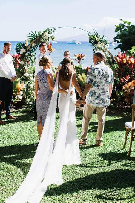 Super Simple, 10 Baju Pernikahan Bertema Hawaii