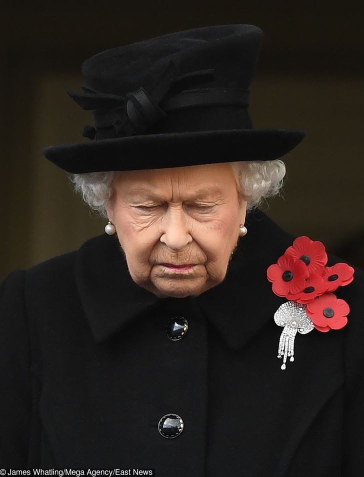 10 Protokol Kerajaan yang Pernah Dilanggar Oleh Ratu Elizabeth, Termasuk Menerima Hadiah