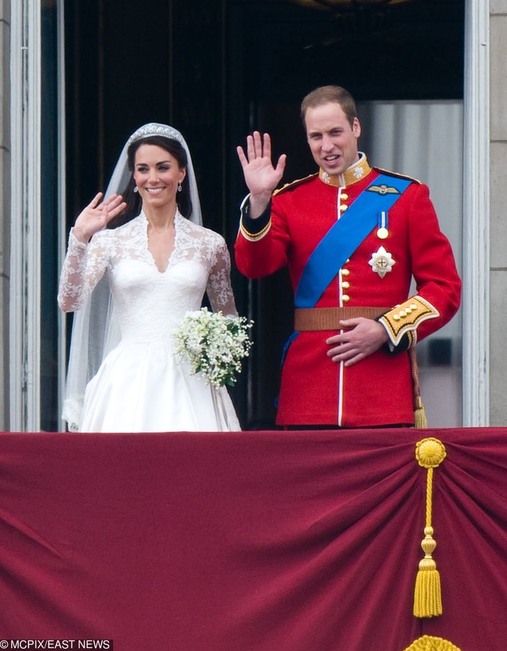 10 Protokol Kerajaan yang Pernah Dilanggar Oleh Ratu Elizabeth, Termasuk Menerima Hadiah