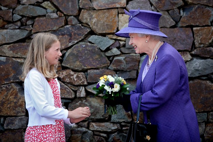 10 Protokol Pemerintah Yang Pernah Dilanggar Ratu Elizabeth, Termasuk Menerima Hadiah