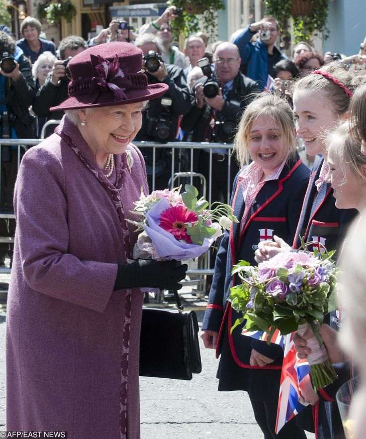 10 Protokol Pemerintah Yang Pernah Dilanggar Ratu Elizabeth, Termasuk Menerima Hadiah
