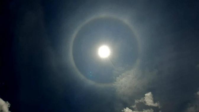 Fenomena Halo Matahari, Cincin Cahaya di Langit yang Menakjubkan