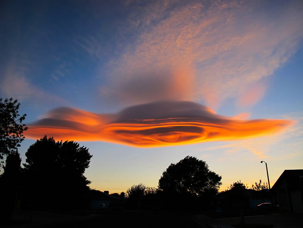 Mengenal Awan Lenticular, Fenomena Alam yang Menyelimuti Puncak Gunung 