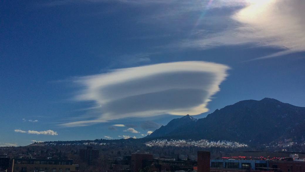 Mengenal Awan Lenticular, Fenomena Alam yang Menyelimuti Puncak Gunung 