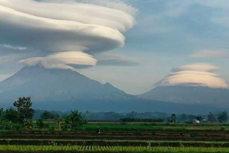 Mengenal Awan Lenticular, Fenomena Alam yang Menyelimuti Puncak Gunung 