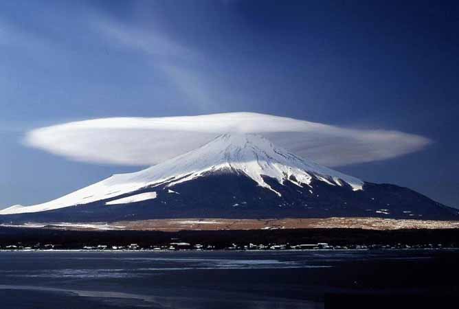 Mengenal Awan Lenticular, Fenomena Alam yang Menyelimuti Puncak Gunung 