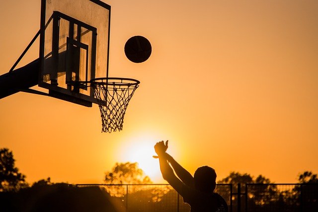 Bola Basket: Sejarah, Area Lapangan, Aturan Permainan, dan Ketentuan Penting