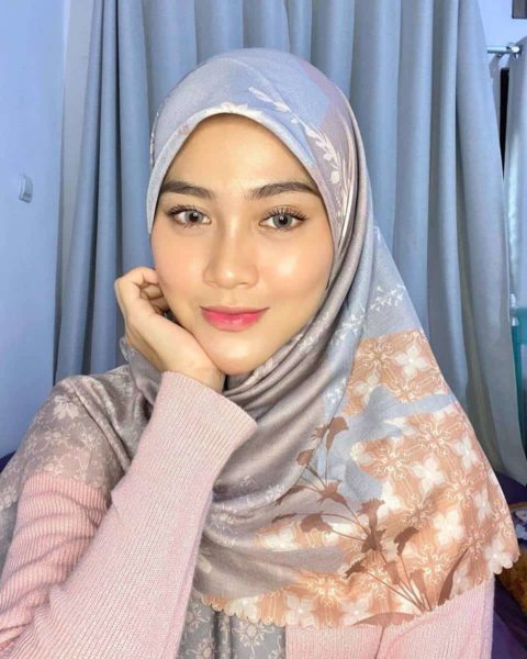 10 Pesona Henny Rahman, Selebgram Berhijab Mantan Istri ...