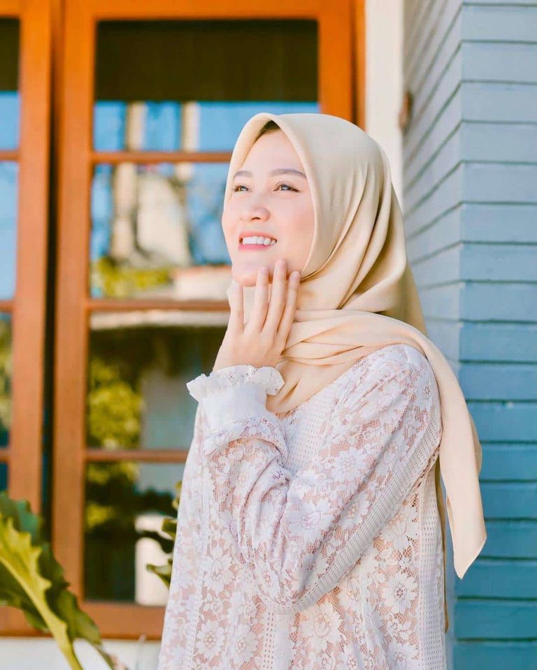 10 Pesona Henny Rahman, Selebgram Berhijab Mantan Istri Zikri Daulay