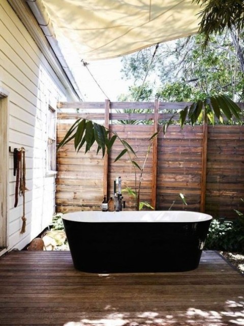 Cocok untuk Vila, 10 Dekorasi Kamar Mandi Outdoor dengan Bathtub
