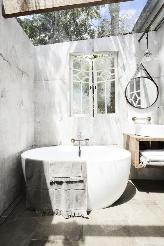 Cocok untuk Vila, 10 Dekorasi Kamar Mandi Outdoor dengan Bathtub