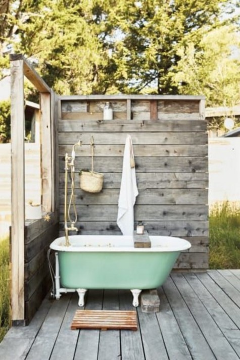 Cocok untuk Vila, 10 Dekorasi Kamar Mandi Outdoor dengan Bathtub