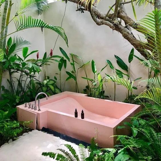 Cocok untuk Vila, 10 Dekorasi Kamar Mandi Outdoor dengan Bathtub