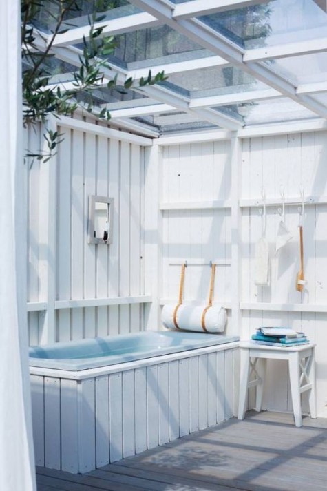 Cocok untuk Vila, 10 Dekorasi Kamar Mandi Outdoor dengan Bathtub