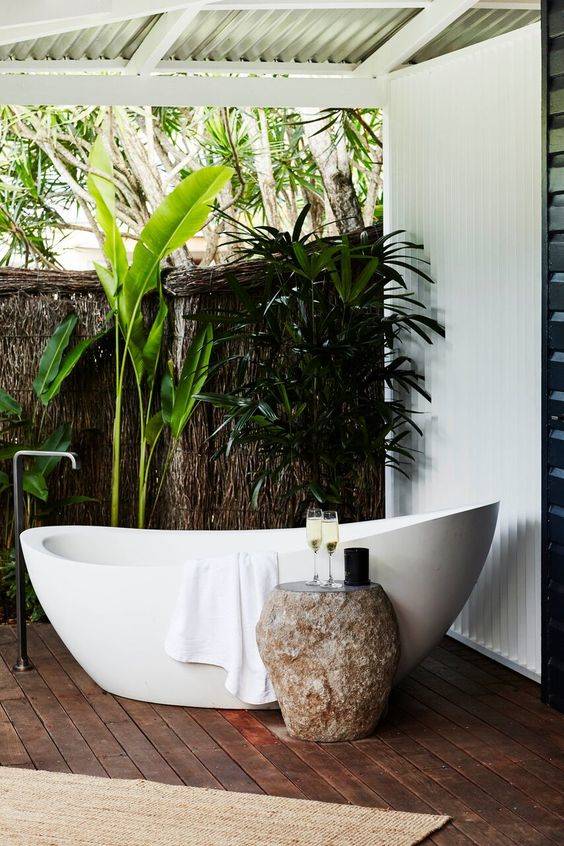 Cocok untuk Vila, 10 Dekorasi Kamar Mandi Outdoor dengan Bathtub