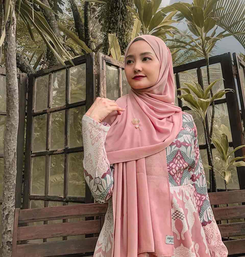 10 Gaya Cantik Linda Kayhz, Beauty Influencer dan Vlogger Berhijab