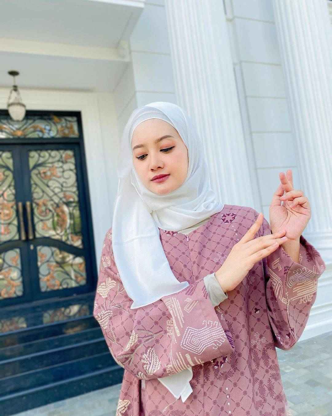 10 Gaya Cantik Linda Kayhz, Beauty Influencer dan Vlogger Berhijab