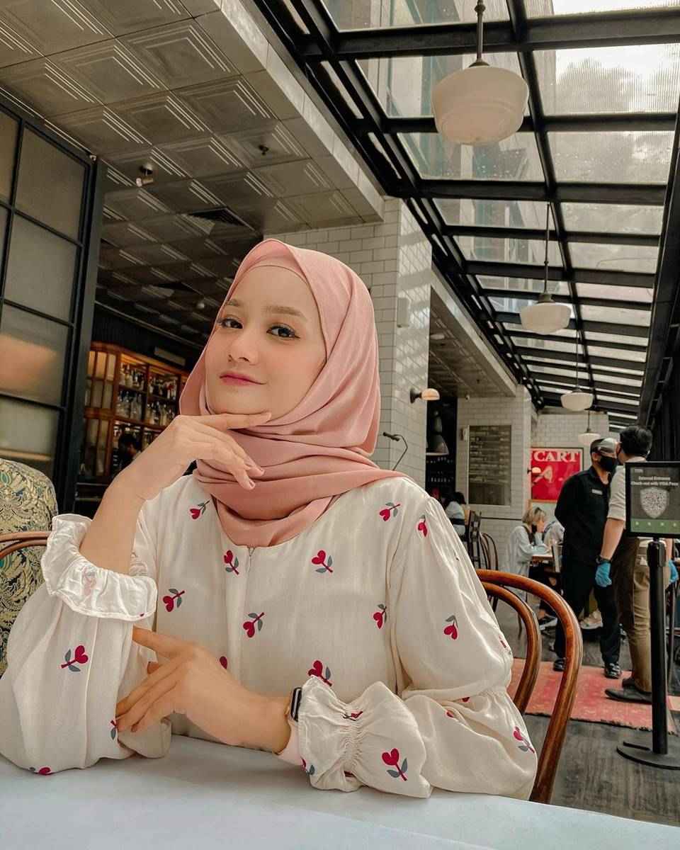 10 Gaya Cantik Linda Kayhz, Beauty Influencer dan Vlogger Berhijab