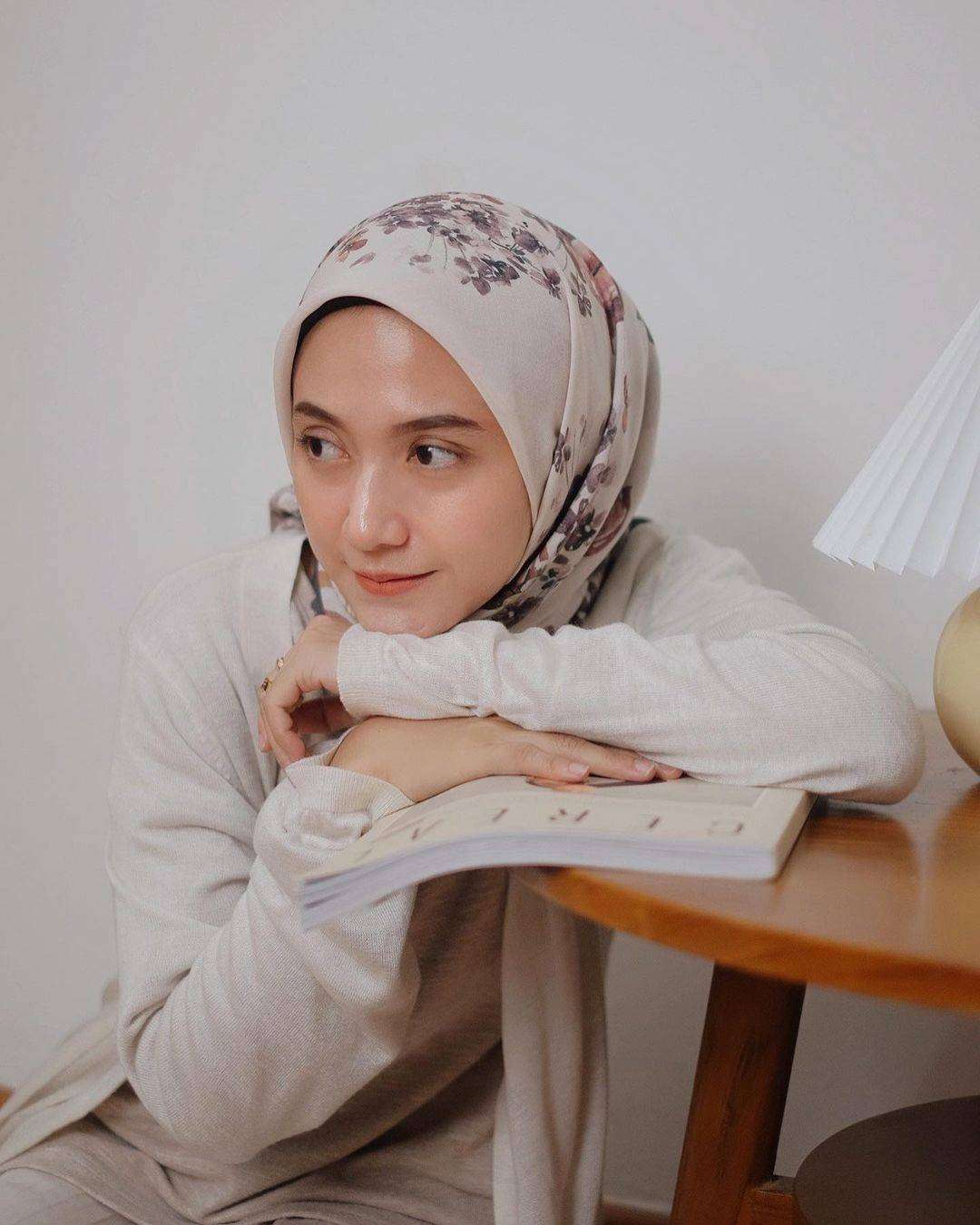 10 Potret Cantik Nisa Cookie, Influencer Gaya Hijab Stylish dan Modis