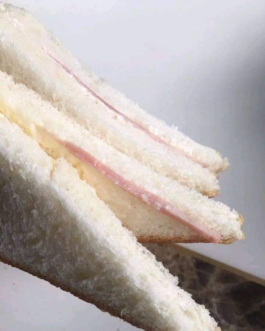 10 Potret Variasi Roti Sandwich yang Absurd Banget