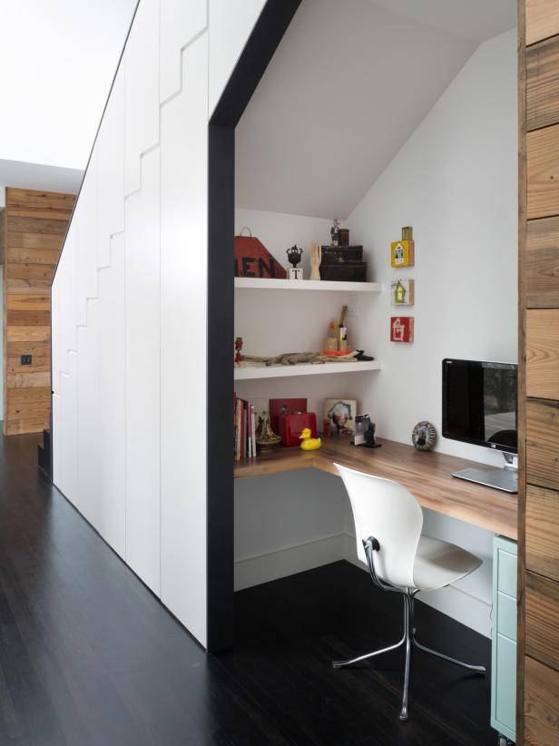 10 Ide Desain Ruangan di Bawah Tangga, Bisa jadi Tempat Belajar hingga Ruang Tamu