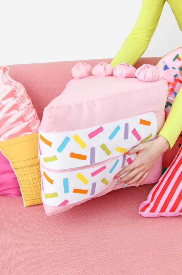 Ada Bentuk Logi Instagram, 10 Desain Sarung Bantal Unik