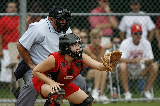 Softball: Sejarah, Ukuran Lapangan, Aturan Permainan, dan Istilah Utama