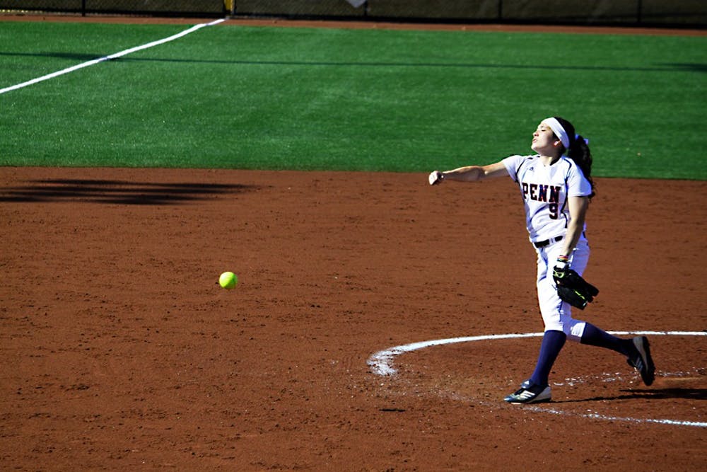 Softball: Sejarah, Ukuran Lapangan, Aturan Permainan, dan Istilah Utama