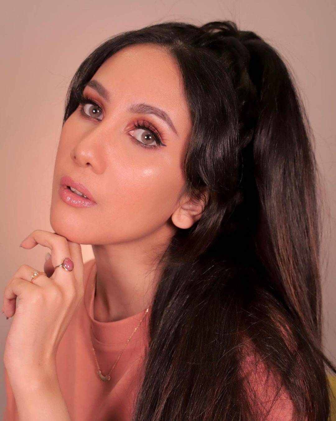 10 Inspirasi Makeup Suhay Salim, Beauty Vlogger Kenamaan Tanah Air