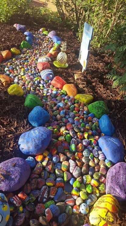 10 Inspirasi Menata Batu untuk Taman Belakang Rumah