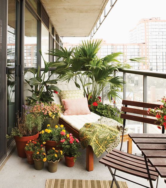 10 Ide Menghias Balkon Tema Musim Panas, Bisa Piknik Tipis-Tipis