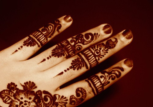 Asal Usul Henna, Tradisi Melukis Tangan dari Timur Tengah 