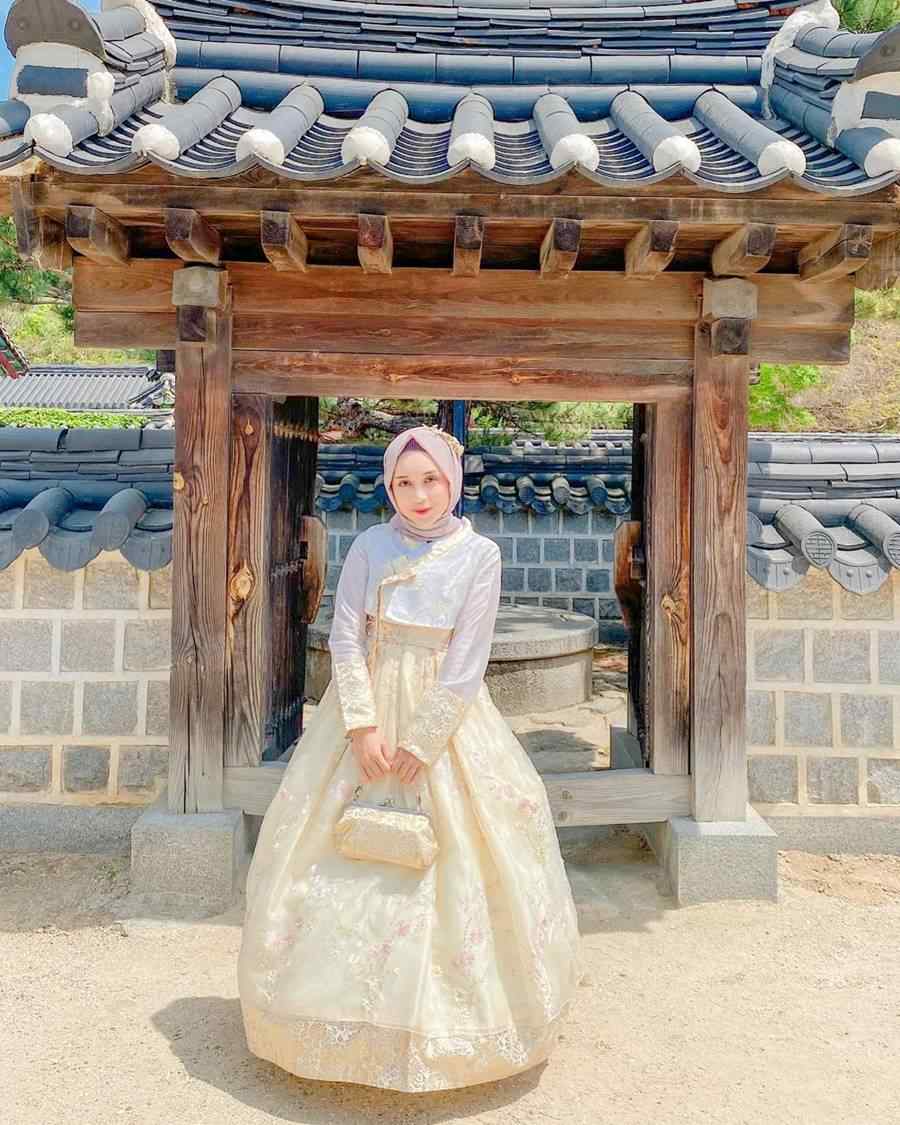 TikToker Berprestasi, 10 Potret Cantik Hijaber di Korea Selatan