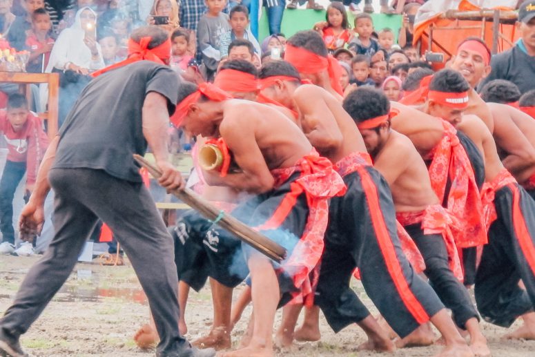 Bambu Gila, Permainan Tradisional Masyarakat Maluku yang Magis