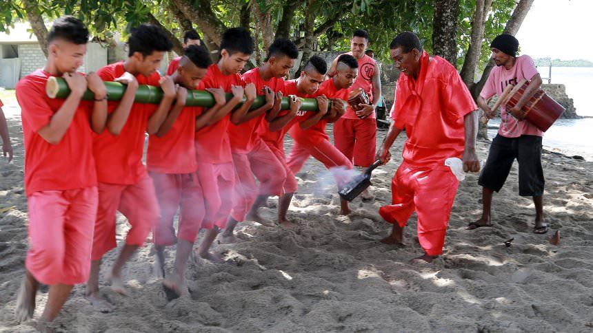 Bambu Gila, Permainan Tradisional Masyarakat Maluku yang Magis
