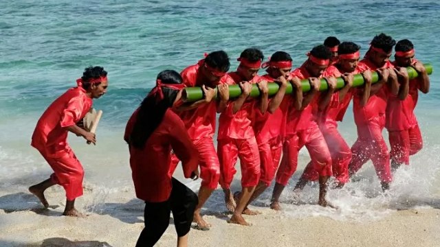 Bambu Gila, Permainan Tradisional Masyarakat Maluku yang Magis