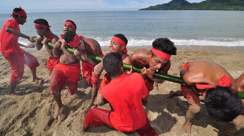 Bambu Gila, Permainan Tradisional Masyarakat Maluku yang Magis