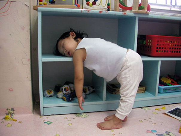 10 Potret Bayi yang Tidur di Sembarang Tempat, Menggemaskan